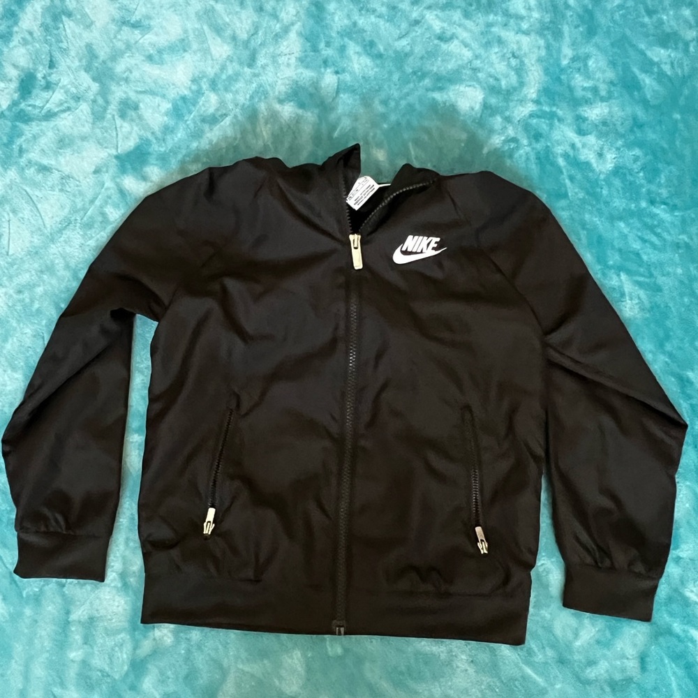 Boys Nike windbreaker jacket. Size 6-7 years.
